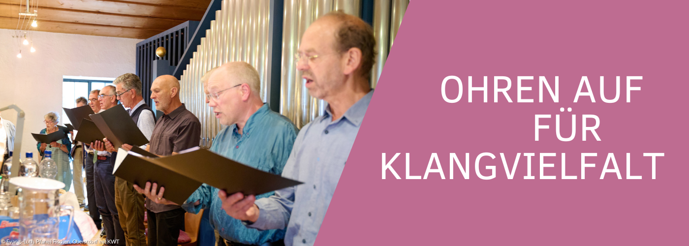 Menschen singen in einem Chor