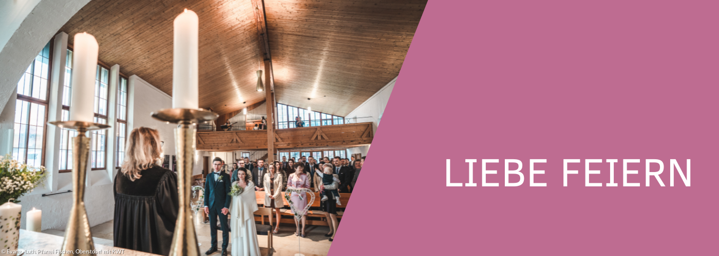 Hochzeitspaar steht vor Altar der Kirche
