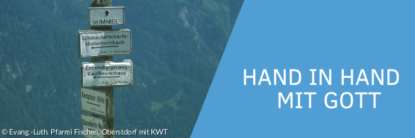 Wegweiser in den Bergen mit verschiedenen Zielen, der oberste zeigt nach oben und darauf steht Himmel.