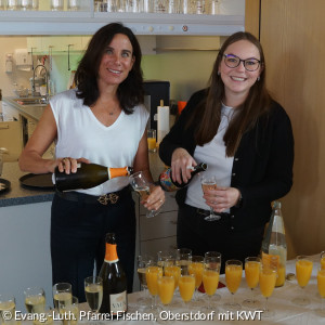 Zwei Ehrenamtliche schenken Getränke aus